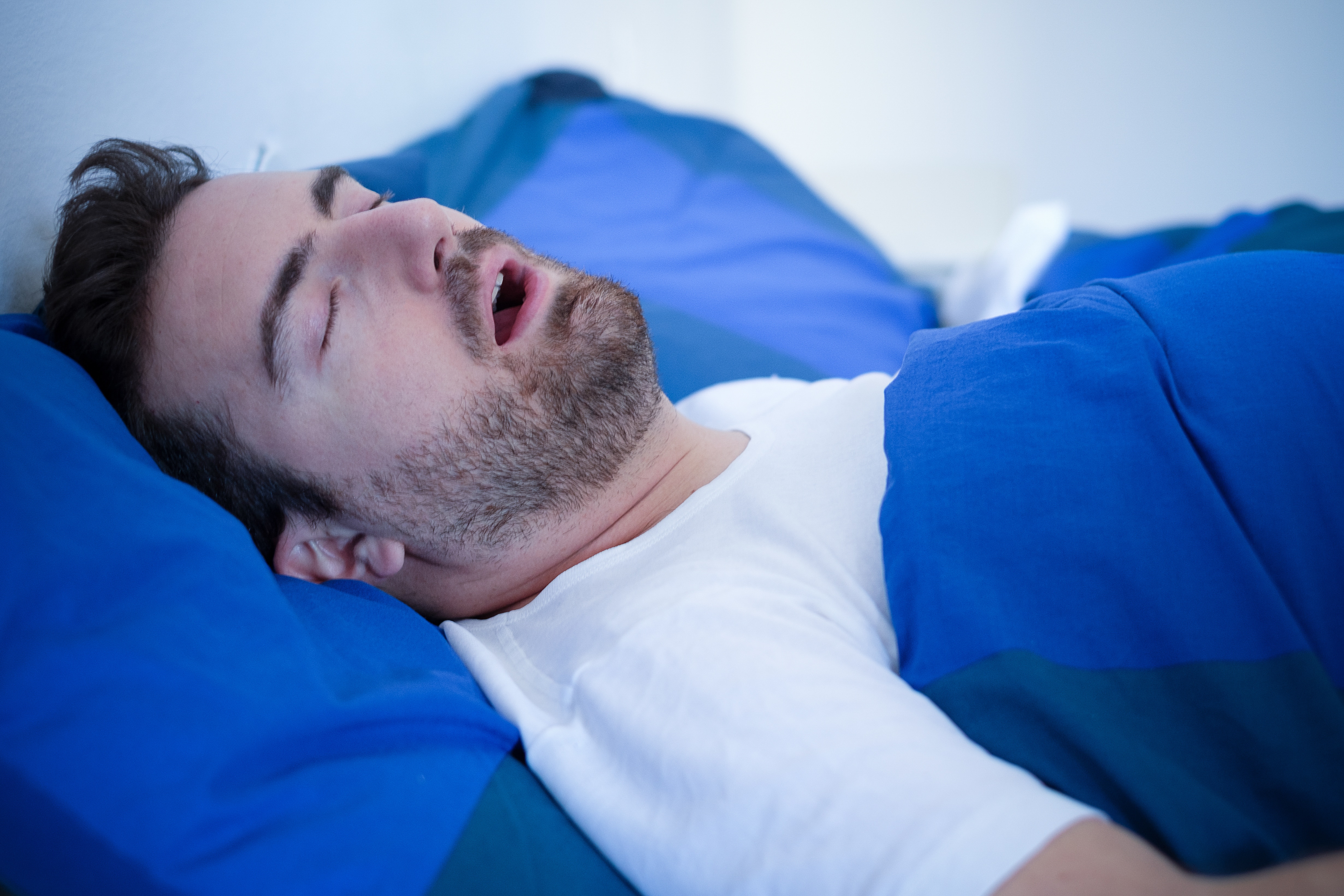Ночью человек задыхается. Храп и синдром обструктивного апноэ сна. Обструктивное ночное апноэ. Синдром обструктивного апноэ гипопноэ сна.