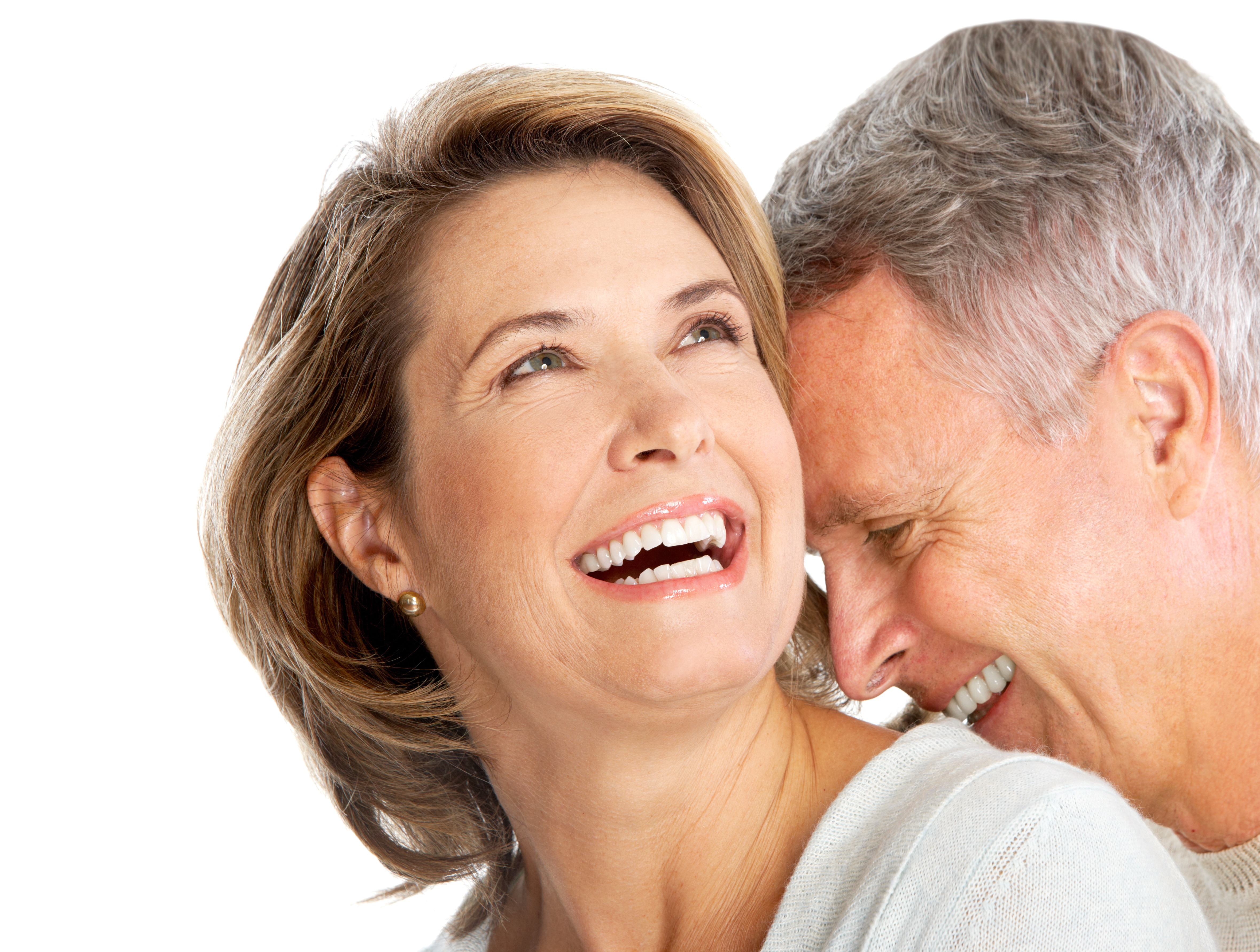 Отношение с мужчиной после 50 лет. Мужчина и женщина среднего возраста. Мужчина и женщина в возрасте. Счастливая пара в возрасте. Пожилая женщина улыбается.